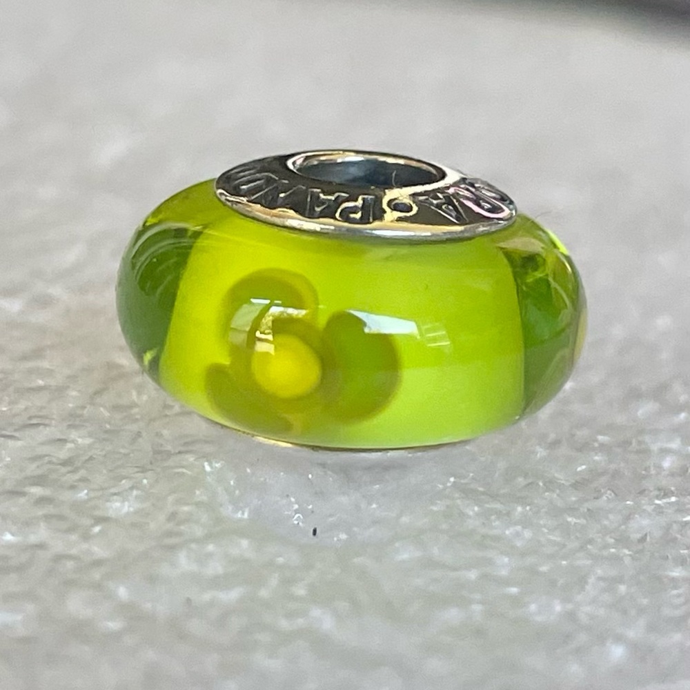 PANDORA LIME GREEN ART GLASS SLIDING BEAD CHARM